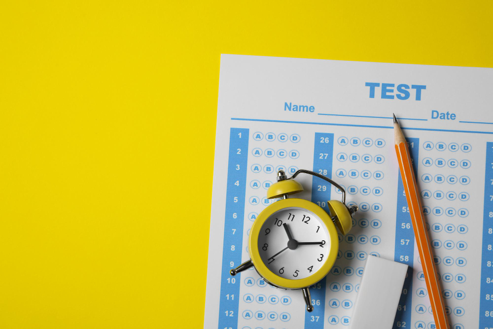 test de IQ sobre fondo amarillo, con reloj despertador, lápiz y goma